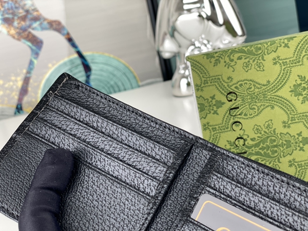 グッチ財布コピー着用イメージ